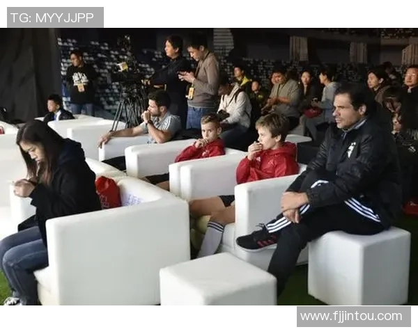 足球明星关爱流浪汉用爱心传递温暖与希望